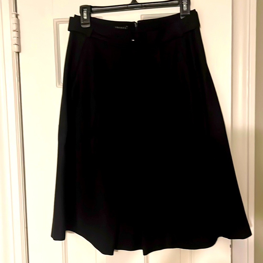 Theory - size 4 wool pleated mid-length skirt. No visible signs of wear.